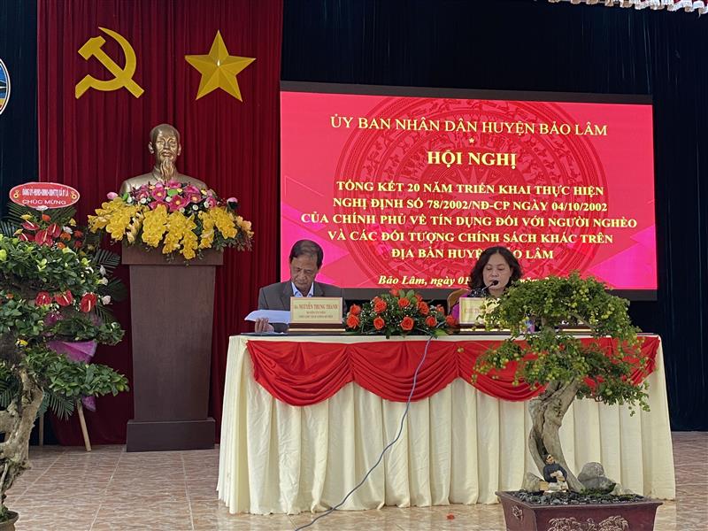 Đ/c Nguyễn Trung Thành-PCT UBND huyện và bà Trương Thị Lệ Phương, Giám đốc Ngân hành chính sách xã hội huyện chủ trì Hội nghị