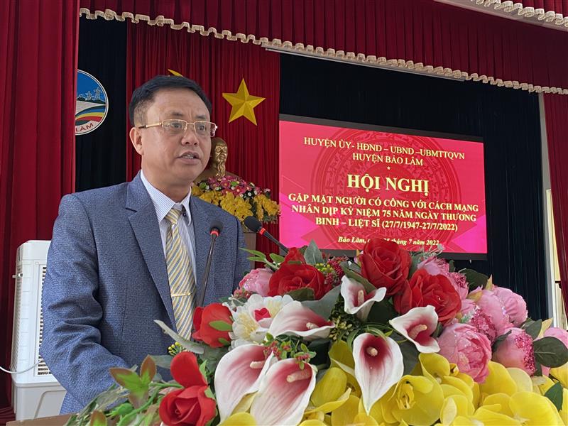 Đồng chí Đồng Văn Trường, Phó Chủ tịch UBND huyện phát biểu tại buổi lễ