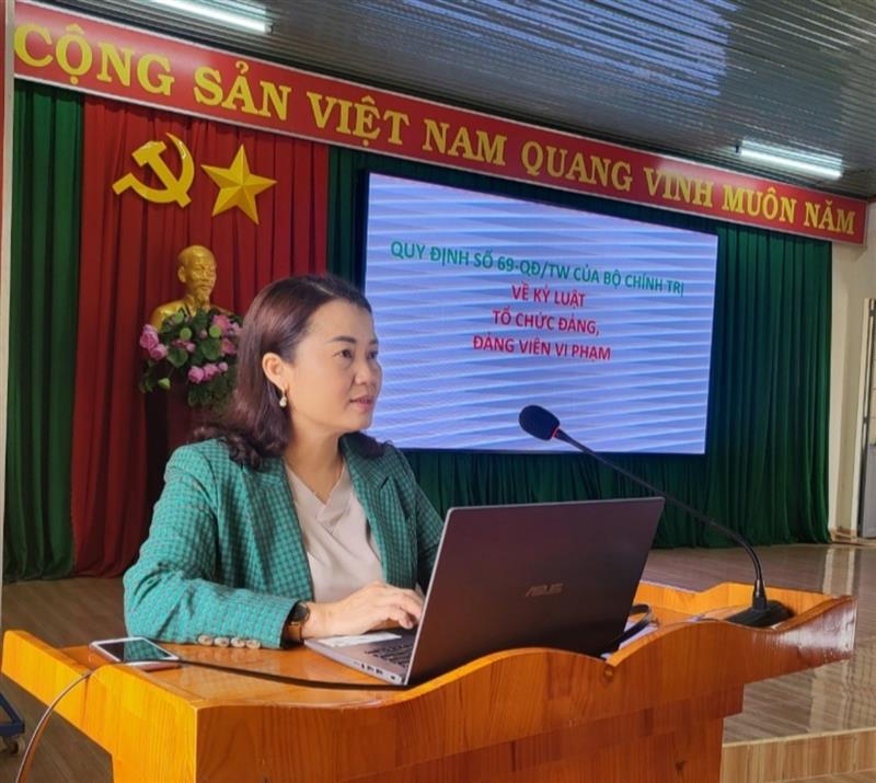 Đ/c Hoàng Thị Thu Hà, ủy viên Ban Thường vụ, Chủ nhiệm Ủy ban Kiểm tra Huyện ủy trình bày tại Hội nghị