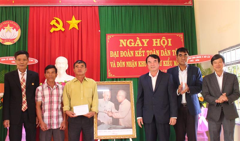 Phó Chủ tịch UBND tỉnh Phạm S trao bức ảnh Bác Hồ - Bác Tôn