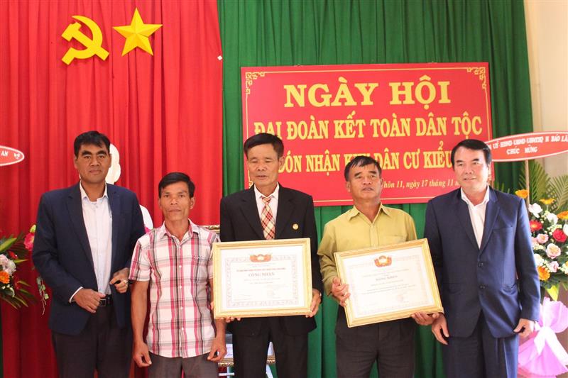 Phó Chủ tịch UBND tỉnh Phạm S cùng lãnh đạo huyện Bảo Lâm tặng quà tại ngày hội