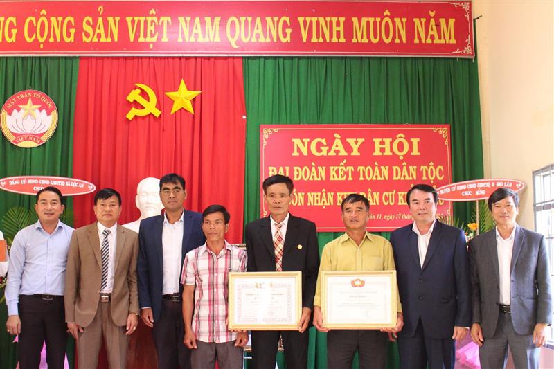 Phó Chủ tịch UBND tỉnh Phạm S cùng lãnh đạo huyện Bảo Lâm tặng quà tại ngày hội