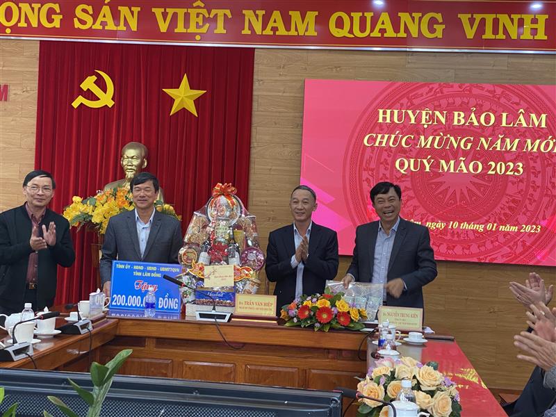 Chủ tịch UBND tỉnh Lâm Đồng Trần Văn Hiệp thăm, chúc Tết Quý Mão Đảng bộ, chính quyền huyện Bảo Lâm.