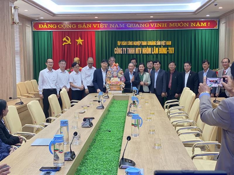 Chủ tịch UBND tỉnh Lâm Đồng Trần Văn Hiệp  đến thăm, chúc Tết Quý Mão tại Công ty nhôm Lâm Đồng