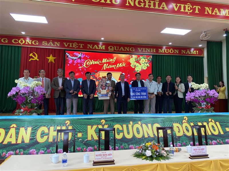Chủ tịch UBND tỉnh Lâm Đồng Trần Văn Hiệp đến thăm, chúc Tết Quý Mão năm 2023 tới Đảng bộ, chính quyền và Nhân dân xã Lộc An.