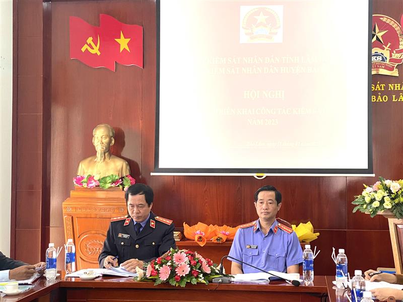 Các đồng chí  lãnh đạo Viện kiểm sát Bảo Lâm chủ trì hội nghị.