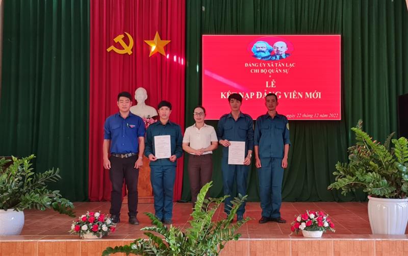 Lễ kết nạp đảng viên mới của Chi bộ Quân sự xã Tân Lạc