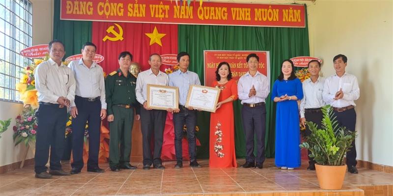 Nhân dân Thôn 6, Tân Lạc đón nhận danh hiệu “Khu dân cư kiểu mẫu” năm 2022.