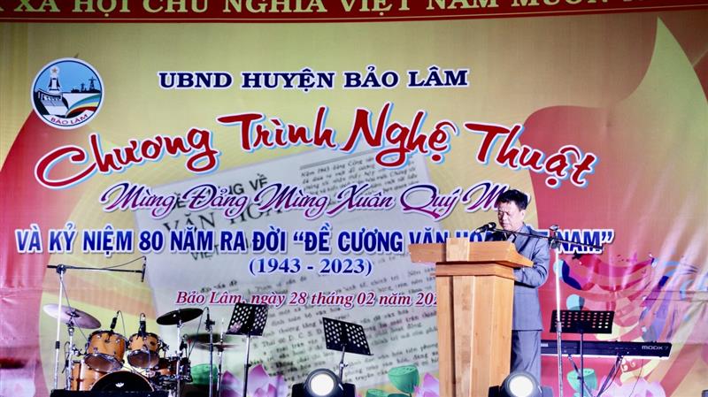 Đ/c Đồng Văn Trường - Phó chủ tịch UBND huyện  khai mạc chương trình nghệ thuật