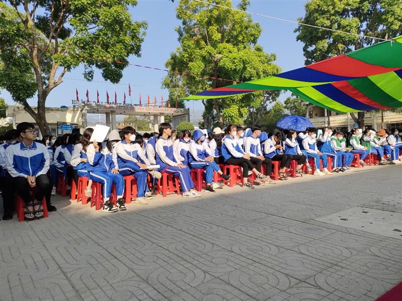 Các em học sinh trường THPT Lộc Thành