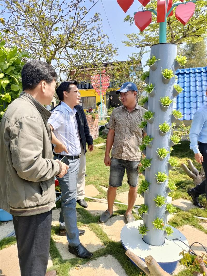 Anh Đinh Công Tráng, Thôn 6 Lộc Nam dẫn đoàn tham quan vườn rau