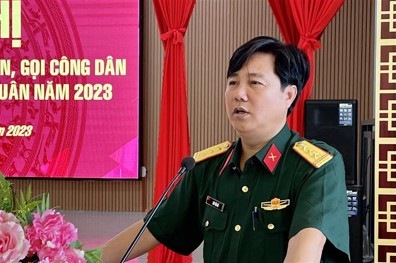 đồng chí Thượng tá Lưu Văn Đô – Chỉ huy trưởng Ban chỉ huy Quân sự huyện báo cáo tại Hội nghị
