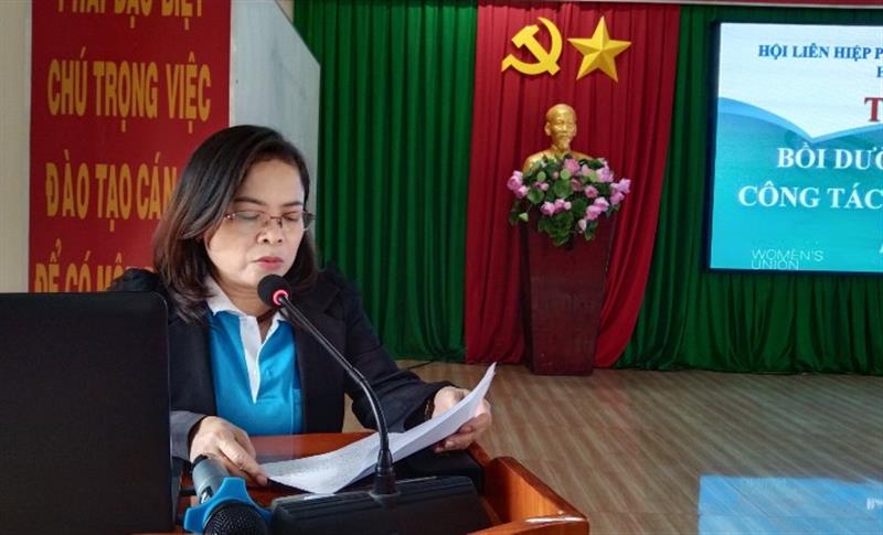 bà Nguyễn Thị Thu Hoài, HUV, Chủ tịch hội LHPN huyện phát biểu khai mạc lớp tập huấn
