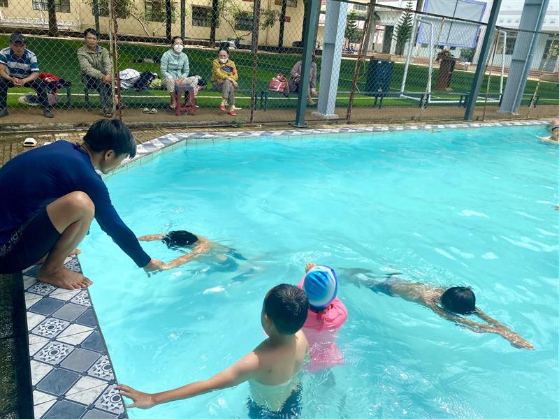 Các em được hướng dẫn kỹ năng bơi