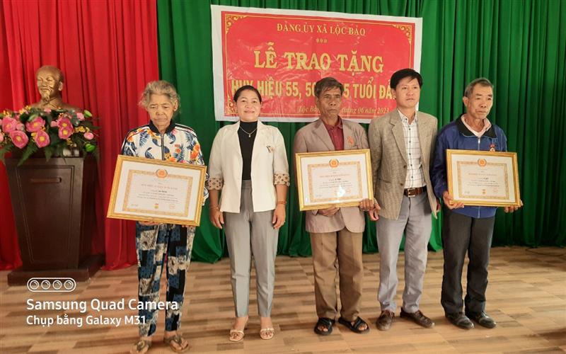 đồng chí Nguyễn Văn Bộ- Bí thư Đảng ủy và đồng chí  Ka Sen- phó bí Đảng ủy xã đã gắn Huy hiệu và trao giấy chứng nhận cho các đồng chí .