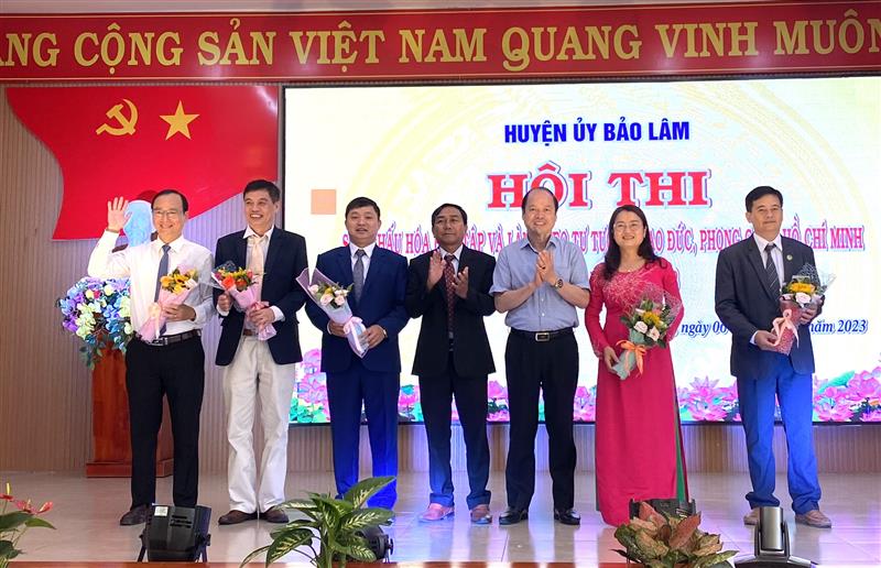 đồng chí Nguyễn Viết Vân, Tỉnh uỷ viên, Bí thư Huyện ủy tặng hoa cho Ban giám khảo