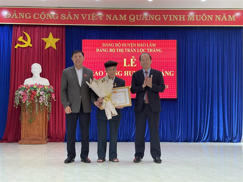 Đồng chí Nguyễn Viết Vân,TUV, Bí thư Huyện uỷ trao huy hiệu  60 năm tuổi đảng cho đảng viên Nguyễn Bá Việt