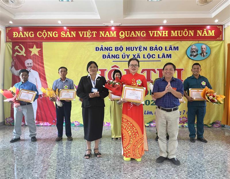 Đồng chí Nguyễn Thị Vân Anh- Chi bộ trường Tiểu học và THCS Nguyễn Văn Trỗi nhận giấy khen của BTC Hội thi
