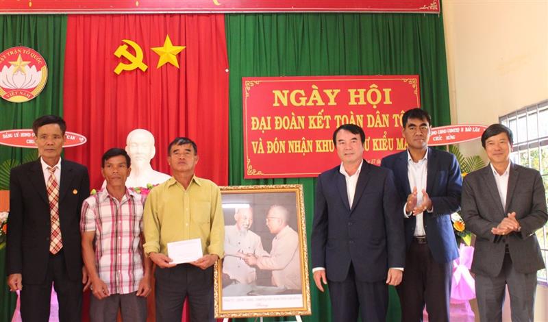 Đồng chí Phạm S, Phó Chủ tịch UBND  tỉnh Lâm Đồng tham dự ngày hội đại đoàn kết tại Bảo Lâm