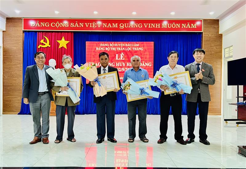 Đ/ c K'Lình và đ/c Hoàng Ngọc Khuyên trao huy hiệu Đảng cho các đảng viên 