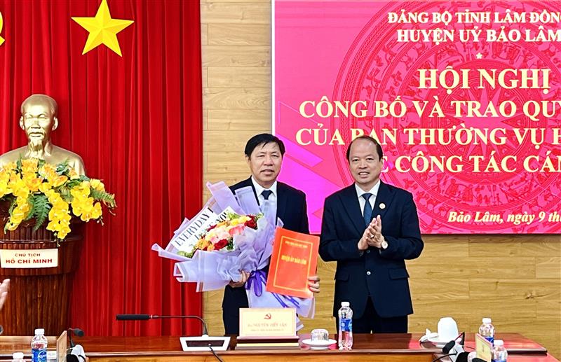 Đ/c Nguyễn Viết Vân-TUV-Bí thư Huyện ủy trao quyết định và tặng hoa cho đ/c Hoàng Ngọc Khuyên- Trưởng Ban Tuyên giáo- giám đốc Trung tâm Chính trị