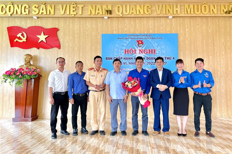 Đồng chí Lê Xuân Vũ, tân Phó Bí thư Huyện đoàn chụp hình cùng lãnh đạo Ban Dân vân, Ban Tổ chức Huyện ủy và  Ban Thường vụ Huyện đoàn