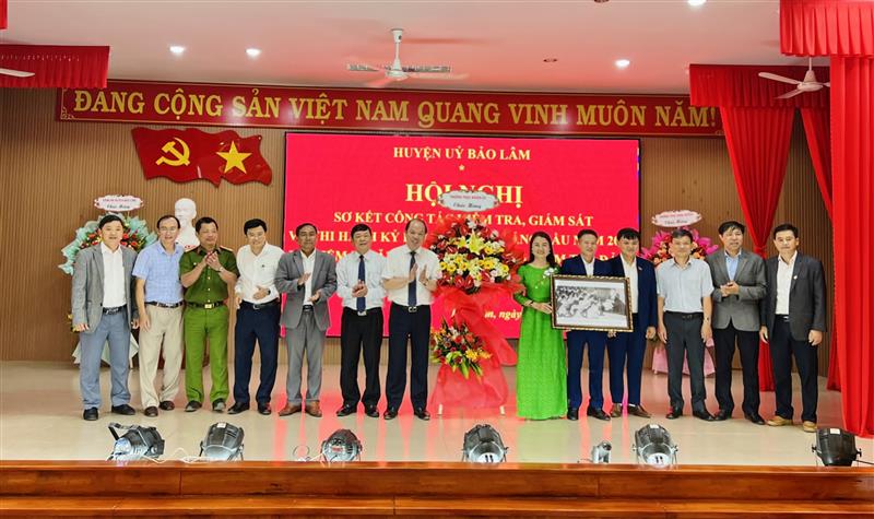 Lãnh đạo tỉnh và huyện tặng hoa và bức tranh Chủ tịch Hồ Chí Minh nói chuyện tại Hội Nghị tổng kết công tác kiểm tra