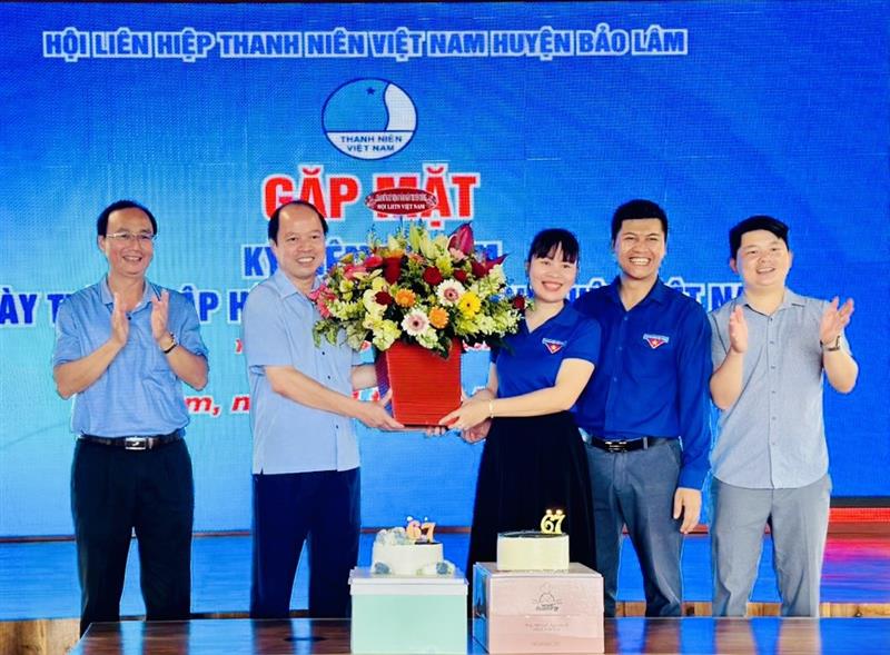 Đồng chí Nguyễn Viết Vân – TUV – Bí thư Huyện uỷ tặng hoa chúc mừng Hội LHTN huyện