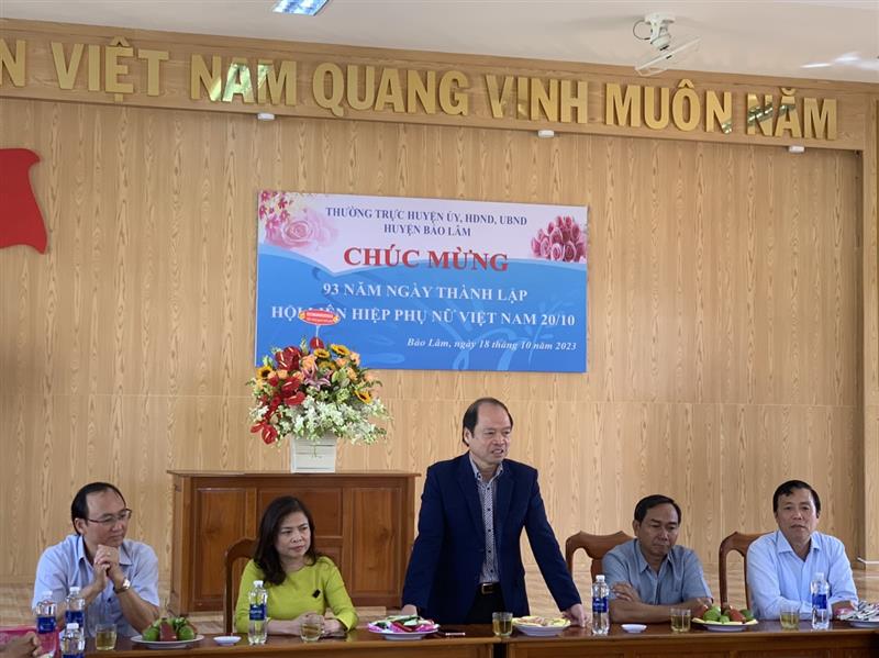 Đồng chí Nguyễn Viết Vân- TUV, Bí thư Huyện ủy Bảo Lâm phát biểu chúc mừng 