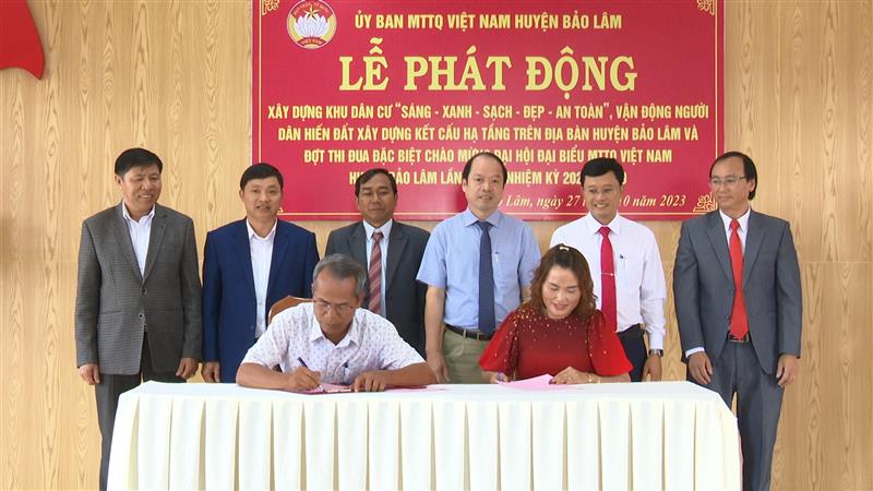 UBMTTQ Việt Nam huyện Bảo Lâm đã phát động và ký kết giao ước thi đua xây dựng khu dân cư “Sáng – Xanh – Sạch – Đẹp – An toàn”,