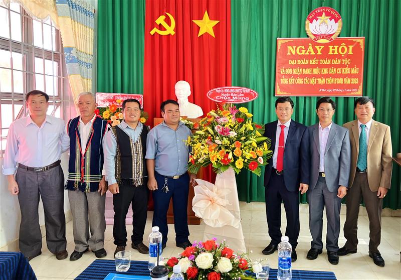 Đ/c Trương Hoài Minh – Phó Bí thư huyện uỷ - Chủ tịch UBND huyện tặng hoa chúc mừng