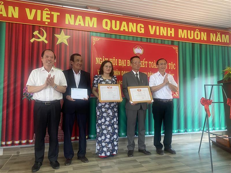 Đồng chí Nguyễn Viết Vân- TUV, Bí thư Huyện ủy và đồng chí Bùi Xuân Quý- chủ tịch UBMT TQ Việt Nam huyện trao quyết định khu dân cư kiểu mẫu