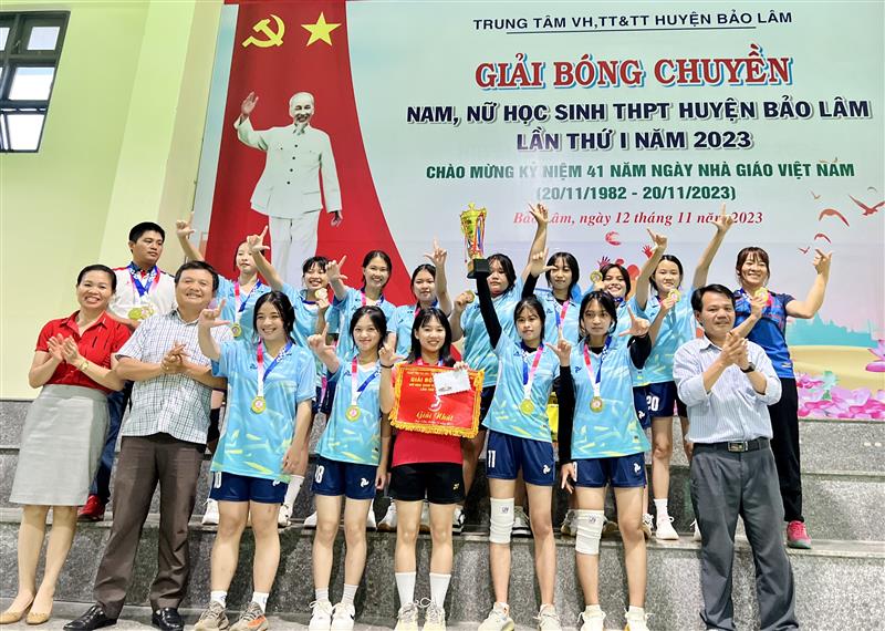 Ban tổ chức trao giải nhất cho đội bóng Trường THPT Bảo Lâm