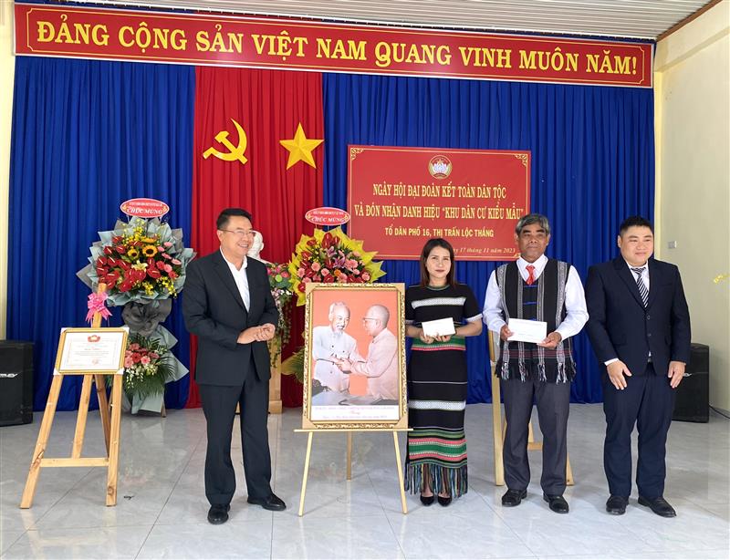 Đồng chí Tôn Thiện San - Giám đốc Sở Kế hoạch và Đầu tư tặng bức trangh Bác hồ và Bác Tôn cho nhân dân tổ 16