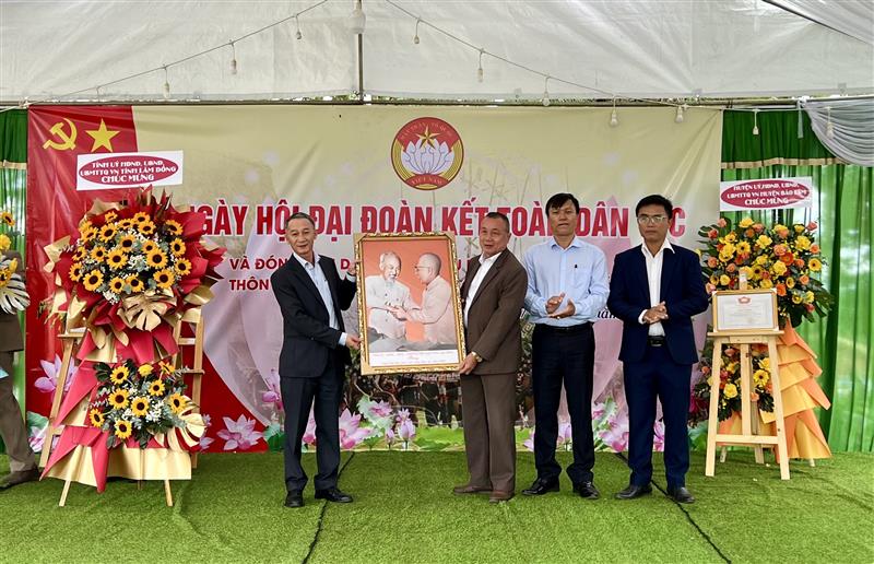 Chủ tịch UBND tỉnh – Trần Văn Hiệp đã tặng bức ảnh Bác Hồ - Bác Tôn