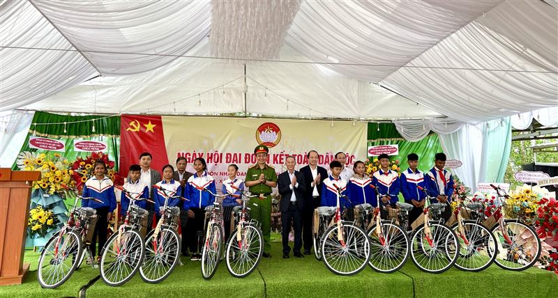 Các đồng chí lãnh đạo tặng xe đạp cho học sinh trên địa bàn