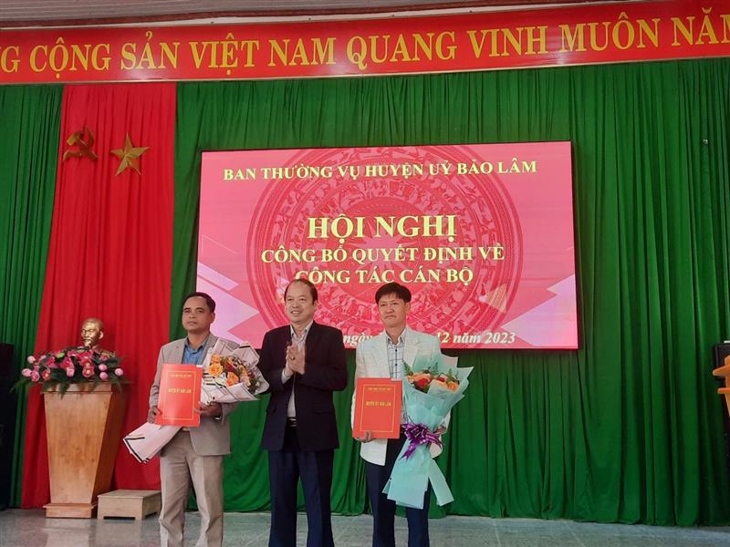 Đ/c Nguyễn Viết Vân, Tỉnh ủy viên, Bí thư Huyện uỷ trao quyết định và tặng hoa chúc mừng các đồng chí