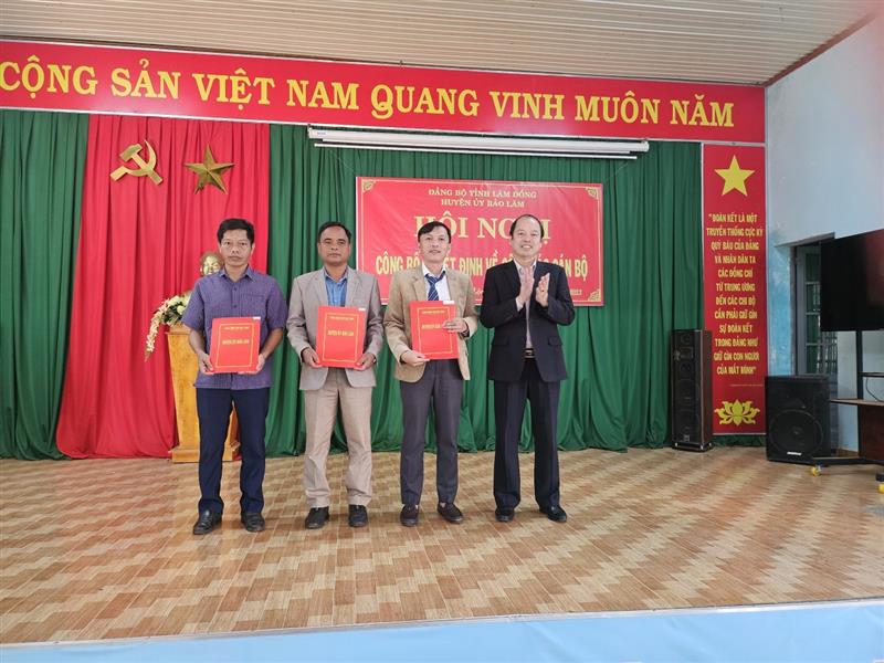Đ/c Nguyễn Viết Vân, Tỉnh ủy viên, Bí thư Huyện uỷ trao quyết định và tặng hoa chúc mừng  các đồng chí