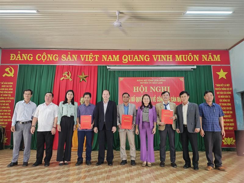 Đ/c Nguyễn Viết Vân, Tỉnh ủy viên, Bí thư Huyện uỷ trao quyết định và tặng hoa chúc mừng các đồng chí