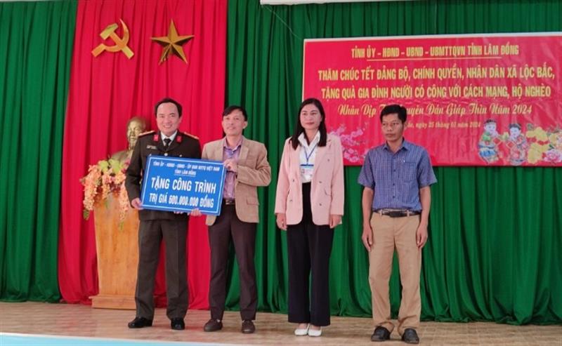 Đồng chí Trương Minh Đương trao tặng công trình có trị giá 600 triệu đồng cho UBND xã Lộc Bắc.