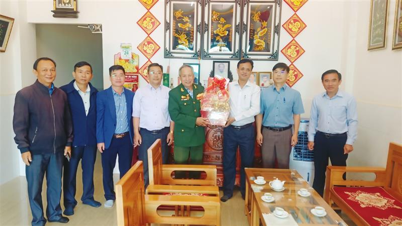 Đồng chí Đồng Văn Trường – PCT UBND huyện trao quà cho gia đình chính sách