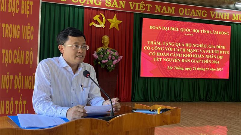 Đ/c Trương Hoài Minh, Phó Bí thư Huyện ủy, Chủ tịch UBND huyện phát biểu cảm ơn sự quan tâm của Đoàn ĐBQH