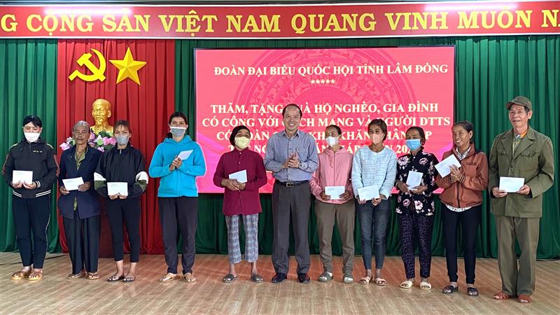Đ/c Nguyễn Viết Vân, TUV, Bí thư Huyện ủy Bảo Lâm trao quà cho các gia đình