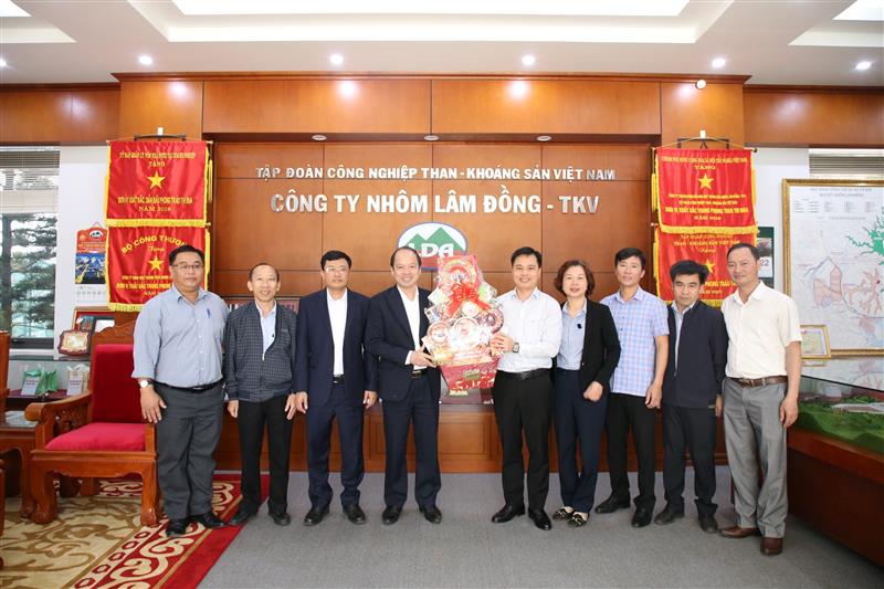 Đ/c Nguyễn Viết Vân- Tỉnh ủy viên, Bí thư Huyện ủy tặng quà tết Công ty