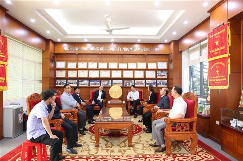 Đ/c Nguyễn Viết Vân- Tỉnh ủy viên, Bí thư Huyện ủy cùng đoàn đoàn công tác của huyện đến thăm, chúc Tết  Công ty Nhôm Lâm Đồng.