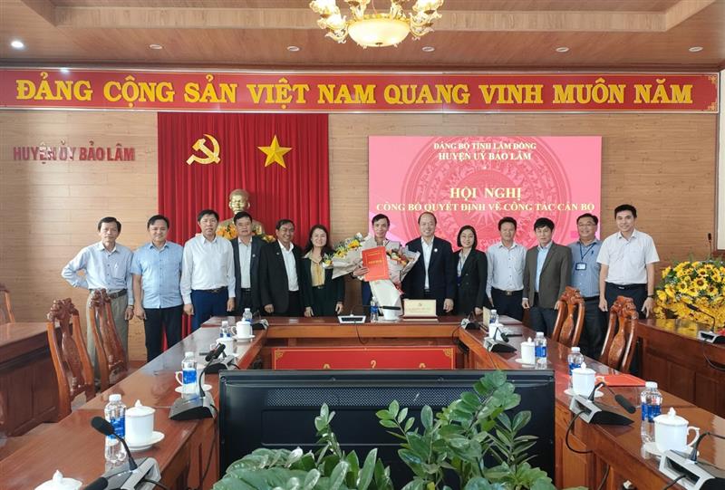 Đ/c  Nguyễn Quang Huấn chụp hình cùng lãnh đạo Huyện ủy