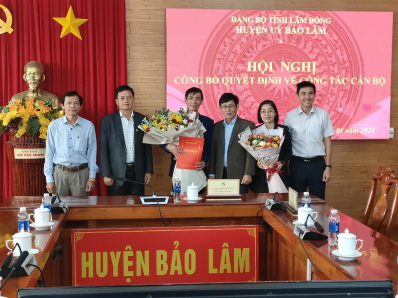 Đ/c Nguyễn Quang Huấn chụp hình cùng Ban Tổ chức Huyện ủy