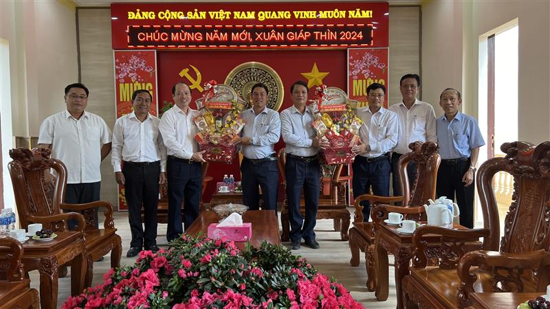 Lãnh đạo huyện Bảo Lâm trao quà tết