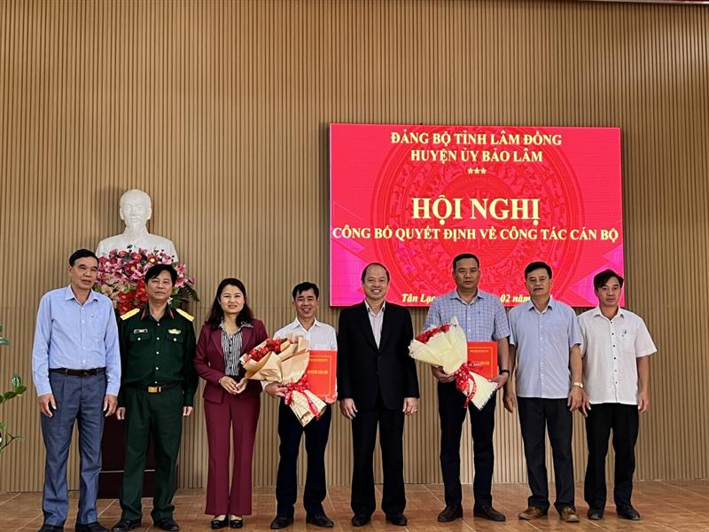 Các đồng chí lãnh đạo Huyện ủy chụp hình lưu niệm cùng lãnh đạo xã Tân Lạc