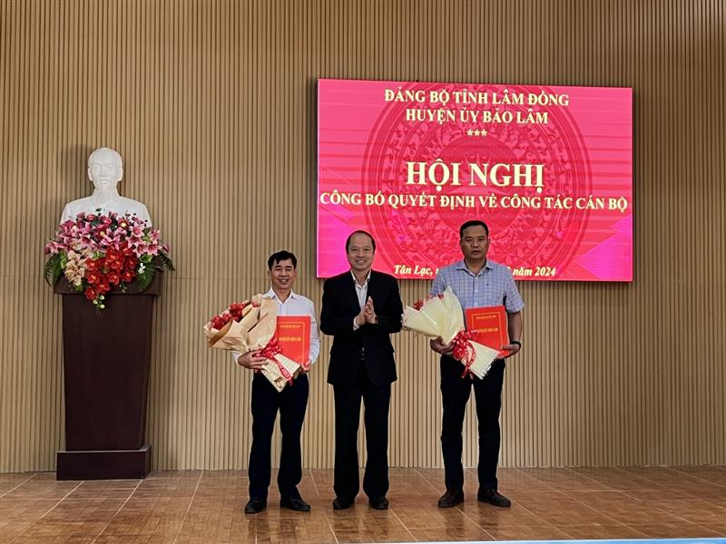	Đ/c Nguyễn Viết Vân-TUV, Bí thư Huyện ủy trao quyết định và tặng hoa chúc mừng	